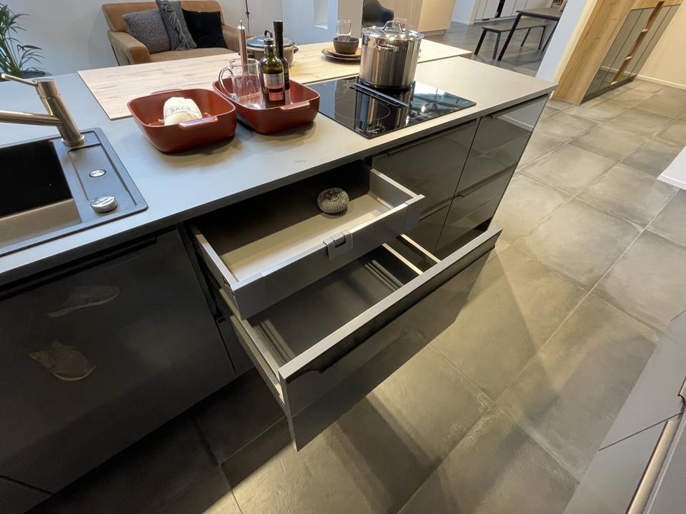 Inselküche ❌ Einbauküche ❌ Insel plus Hochschränke ❌ individuell - Bild 12