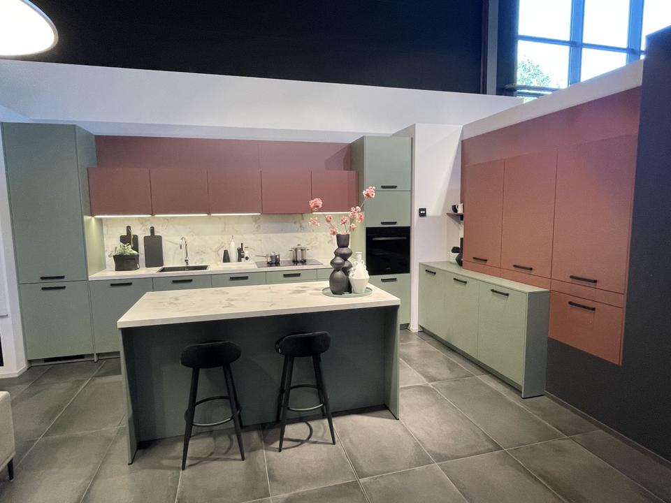 ❌ Moderne Küche mit Insel ❌ Grün & Bordeaux ❌420cm❌ - Bild 2
