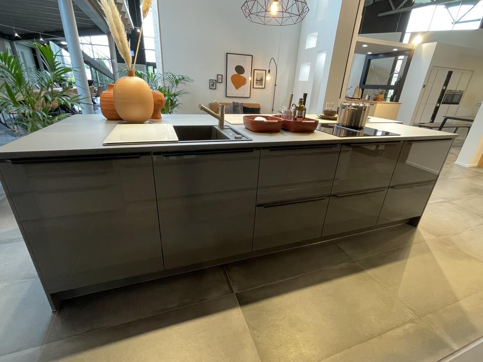 Inselküche ❌ Einbauküche ❌ Insel plus Hochschränke ❌ individuell